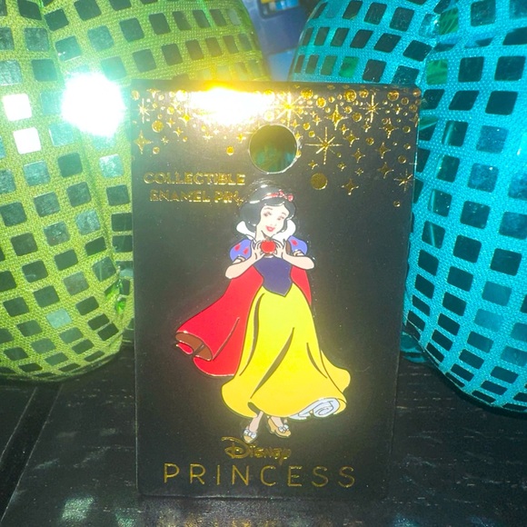 Disney Other - SNOW WHITE COLLECTORS PIN DISNEY LICENSED